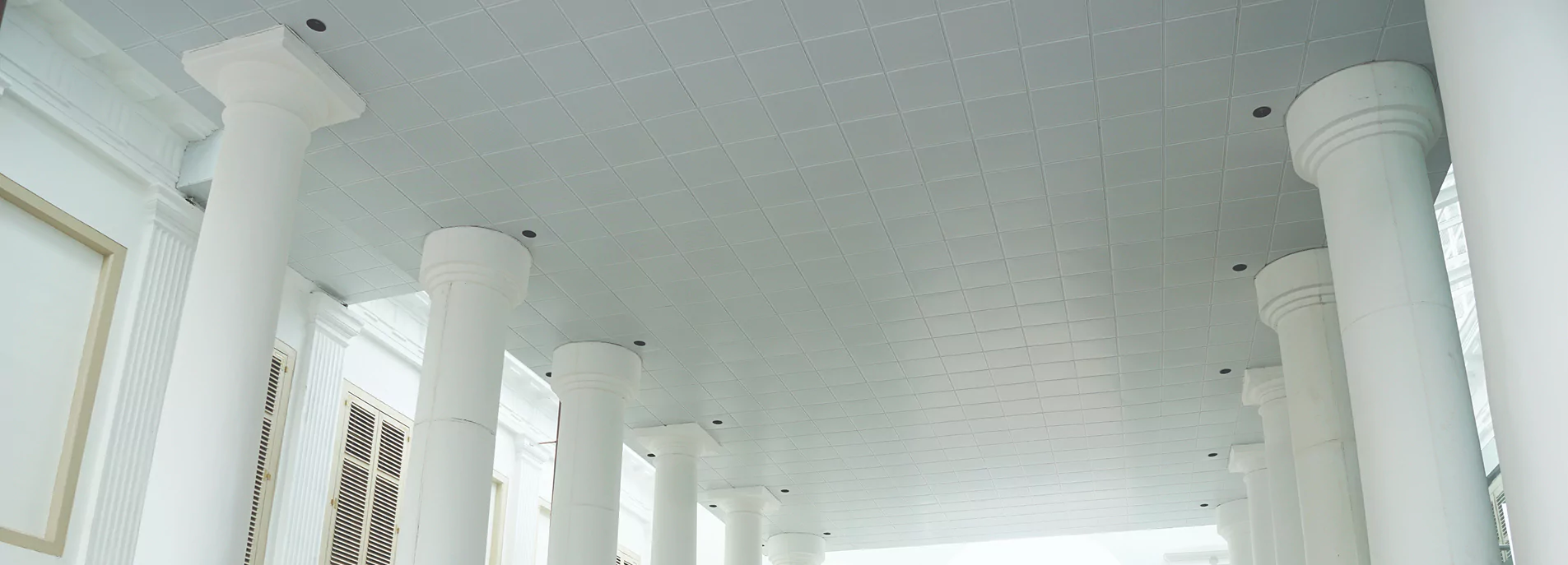 Metal Ceiling Lay-in: Solusi Plafon Praktis untuk Bangunan Komersial
