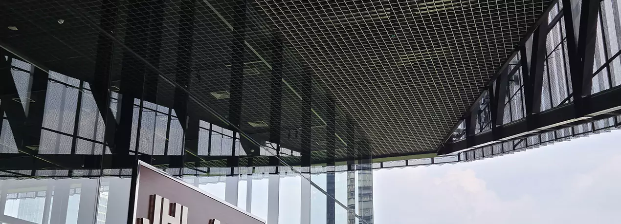 Mengapa Plafon Aluminium Menjadi Pilihan Utama Design Bangunan Modern?