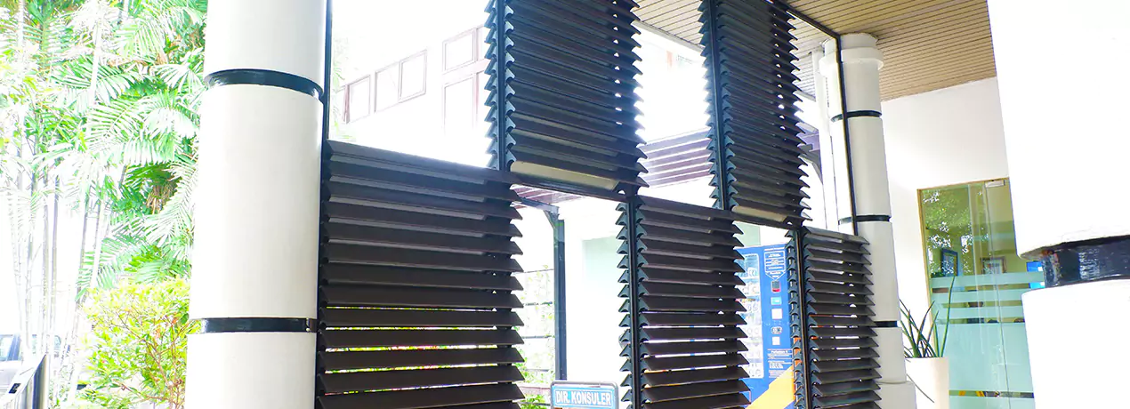 Louver Sunscreen, Minimalis Screen, atau Jalusi? Panduan Memilih Screen Fasad