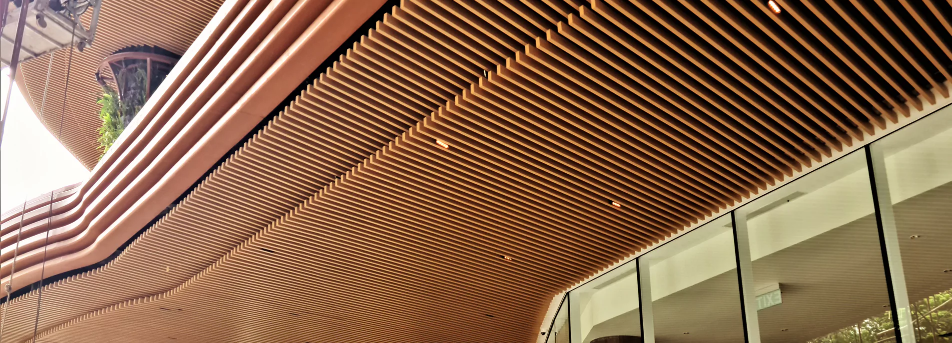 Plank Ceiling: Tampilan Kayu yang Elegan untuk Interior Bangunan